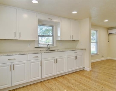 300 Meadow Park Drive - Photo Thumbnail 10