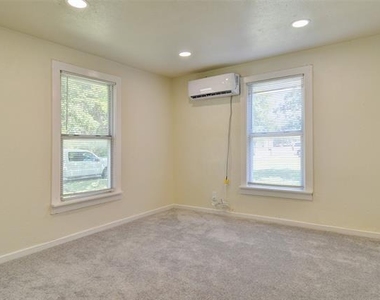 300 Meadow Park Drive - Photo Thumbnail 13