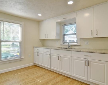 300 Meadow Park Drive - Photo Thumbnail 9