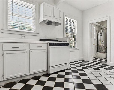 4515 Swiss Avenue - Photo Thumbnail 6