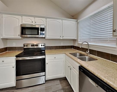 905 Freshwood Court - Photo Thumbnail 3