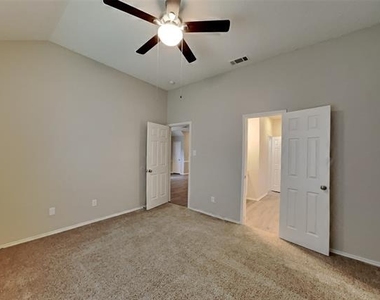 905 Freshwood Court - Photo Thumbnail 4