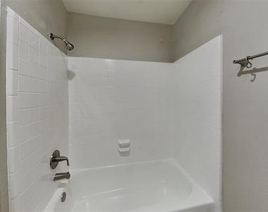 2611 Sprucewood Lane - Photo Thumbnail 8