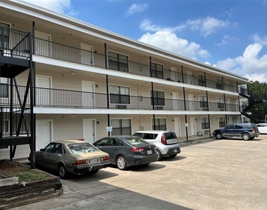 701 W Sycamore Street - Photo Thumbnail 2