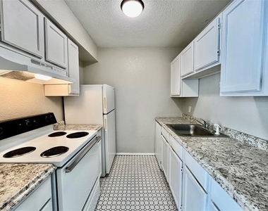 701 W Sycamore Street - Photo Thumbnail 6