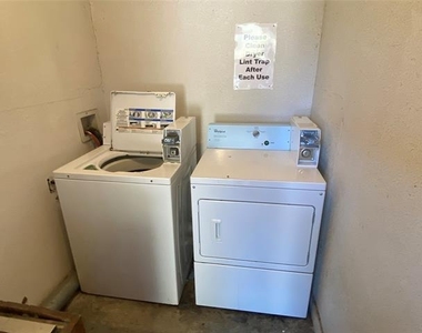 701 W Sycamore Street - Photo Thumbnail 8