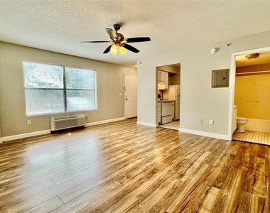 701 W Sycamore Street - Photo Thumbnail 5