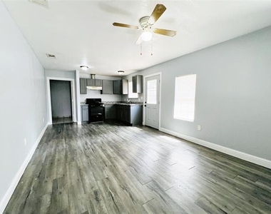 2621 E 12th Street - Photo Thumbnail 7