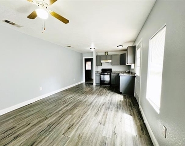 2621 E 12th Street - Photo Thumbnail 4