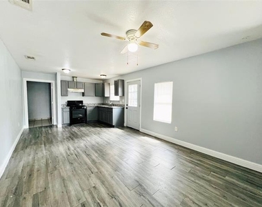 2621 E 12th Street - Photo Thumbnail 3