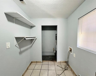 2621 E 12th Street - Photo Thumbnail 9
