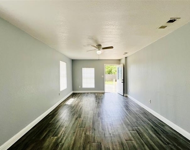 2621 E 12th Street - Photo Thumbnail 5