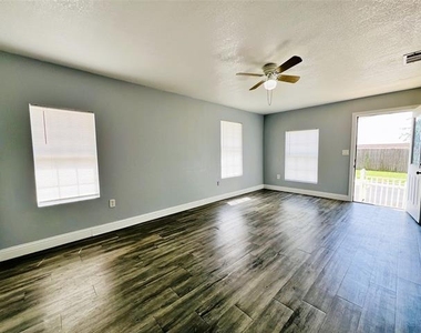 2621 E 12th Street - Photo Thumbnail 6
