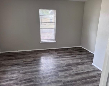 2909 Bonham Street - Photo Thumbnail 2