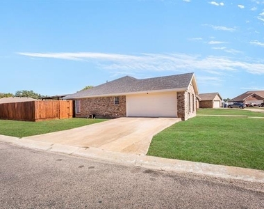 712 Billups Circle - Photo Thumbnail 2