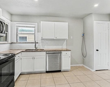 1108 E Robert Street - Photo Thumbnail 8