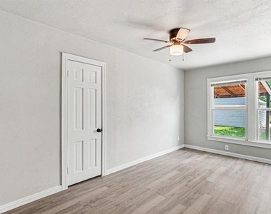 1108 E Robert Street - Photo Thumbnail 16