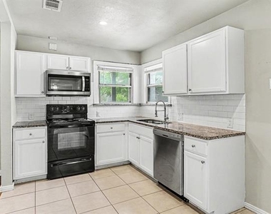 1108 E Robert Street - Photo Thumbnail 9