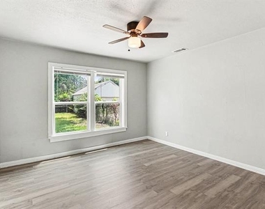 1108 E Robert Street - Photo Thumbnail 14