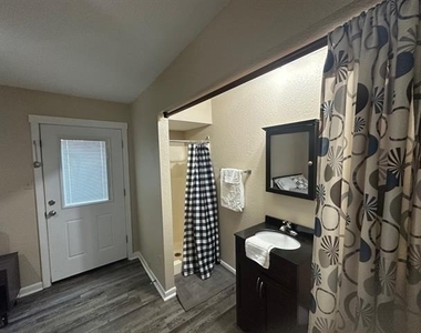 921 Bruce Way - Photo Thumbnail 7