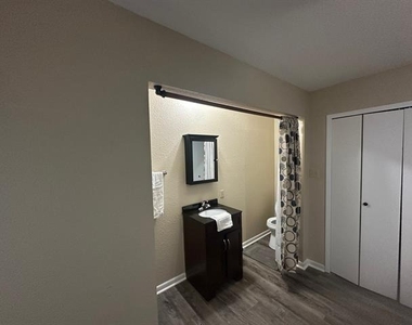921 Bruce Way - Photo Thumbnail 6