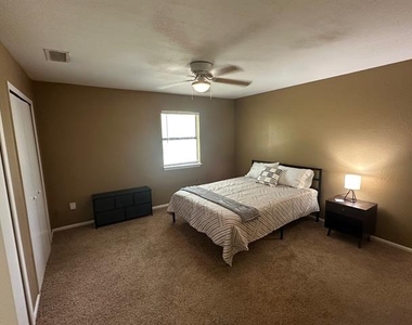 921 Bruce Way - Photo Thumbnail 9