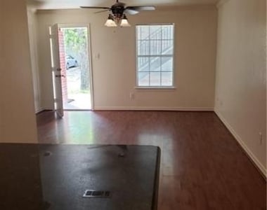 1618 Bois D Arc Street - Photo Thumbnail 6