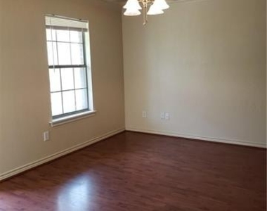 1618 Bois D Arc Street - Photo Thumbnail 3