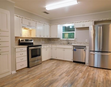 325 W Jones Street - Photo Thumbnail 10