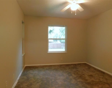 325 W Jones Street - Photo Thumbnail 18