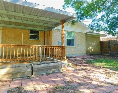 325 W Jones Street - Photo Thumbnail 24