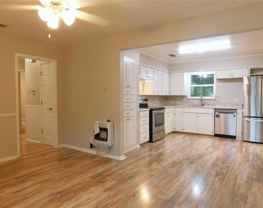 325 W Jones Street - Photo Thumbnail 9