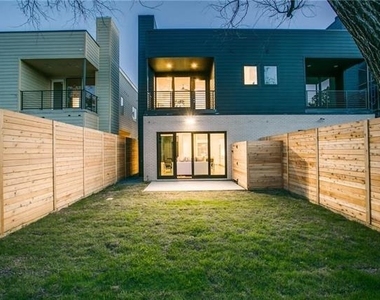 5425 Melrose Avenue - Photo Thumbnail 5