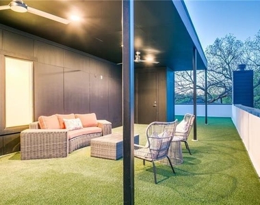5425 Melrose Avenue - Photo Thumbnail 4