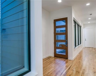 5425 Melrose Avenue - Photo Thumbnail 9