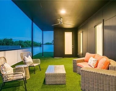 5425 Melrose Avenue - Photo Thumbnail 3