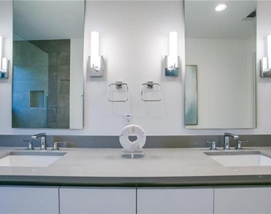 5425 Melrose Avenue - Photo Thumbnail 27