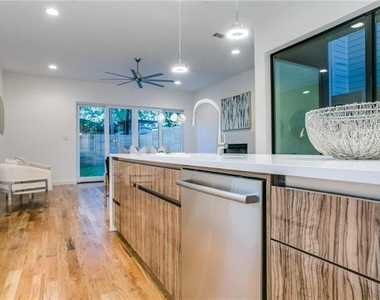 5425 Melrose Avenue - Photo Thumbnail 15