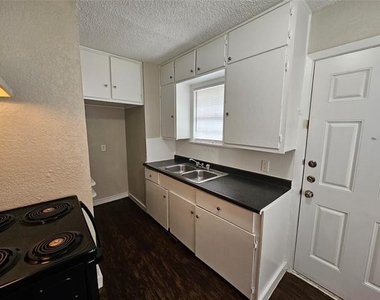 6401 Hollis Avenue - Photo Thumbnail 2