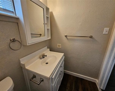 6401 Hollis Avenue - Photo Thumbnail 11