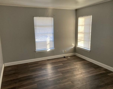 1711 Langford Street - Photo Thumbnail 3