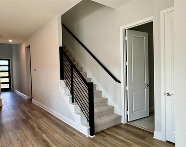 2930 Eleanor Drive - Photo Thumbnail 9