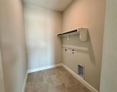 2930 Eleanor Drive - Photo Thumbnail 10