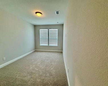 2930 Eleanor Drive - Photo Thumbnail 18
