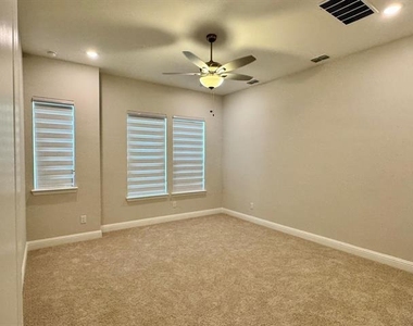 2930 Eleanor Drive - Photo Thumbnail 6