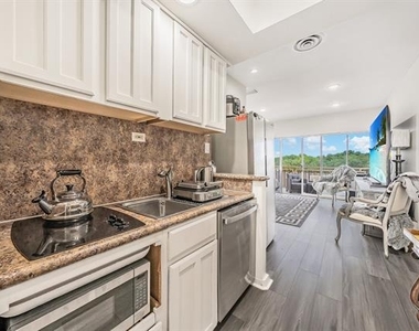 6211 W Northwest Highway - Photo Thumbnail 5