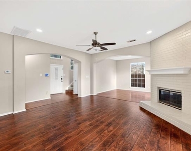 2124 Newport Drive - Photo Thumbnail 5