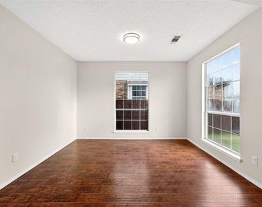 2124 Newport Drive - Photo Thumbnail 6