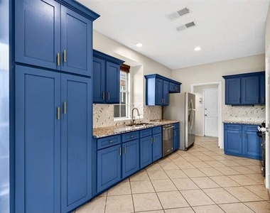 2124 Newport Drive - Photo Thumbnail 8