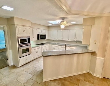 909 Hillsdale Drive - Photo Thumbnail 4